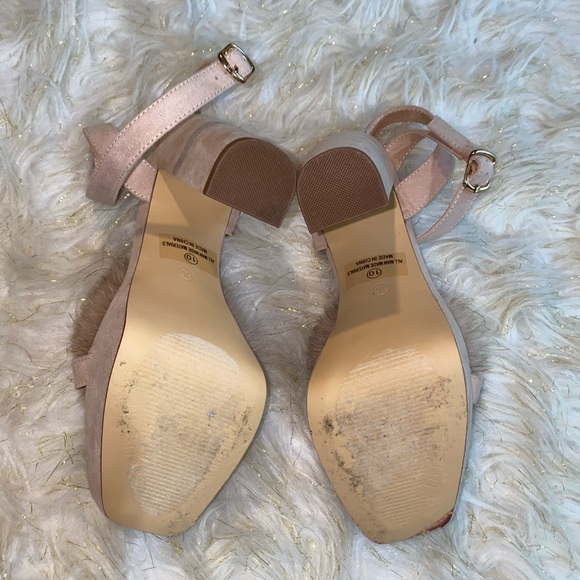 Tan heels with cute furry pom - Picture 3 of 6